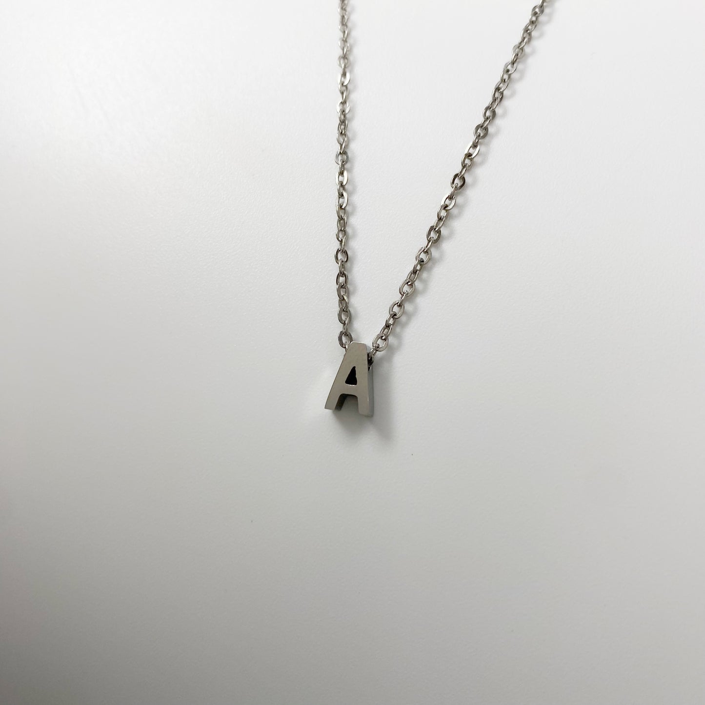 Cadena con letra pequeña