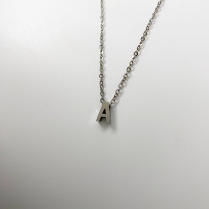 Cadena con letra pequeña