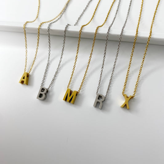 Cadena con letra pequeña