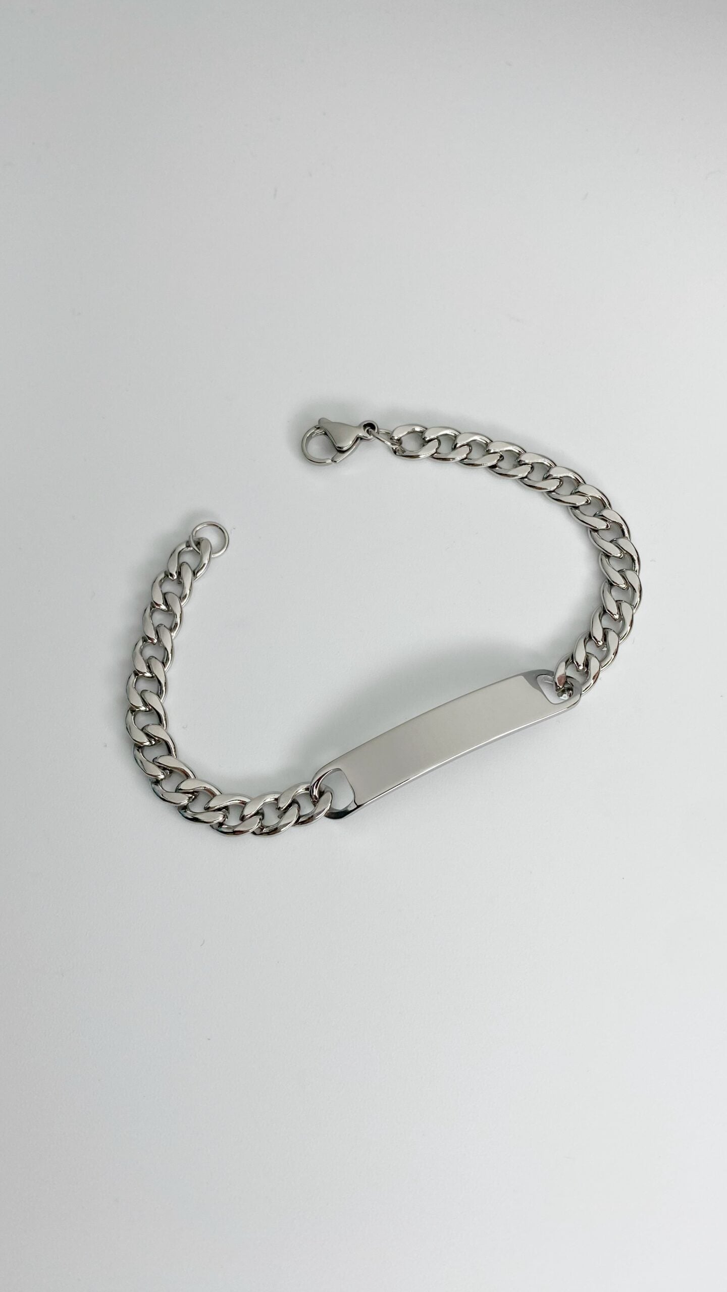 Pulsera con placa rectangular personalizada
