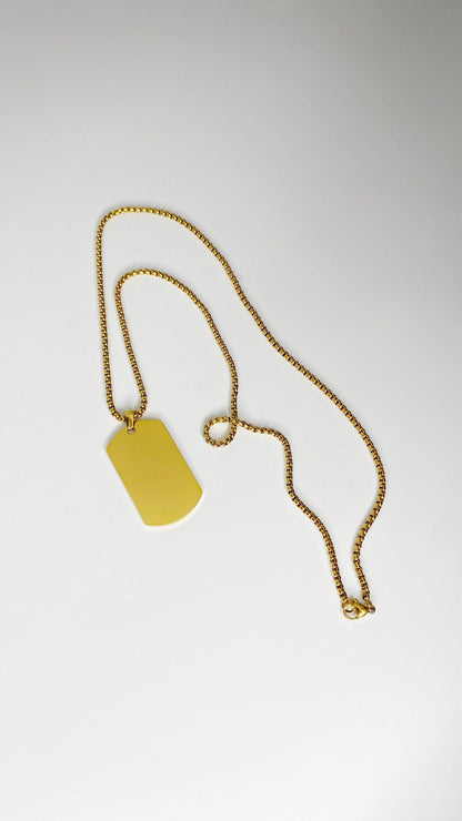 Cadena con placa rectangular personalizada