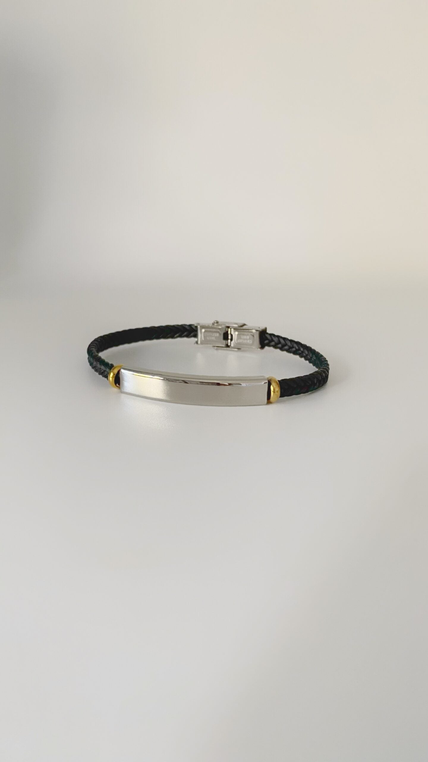 Pulsera con placa rectangular personalizada