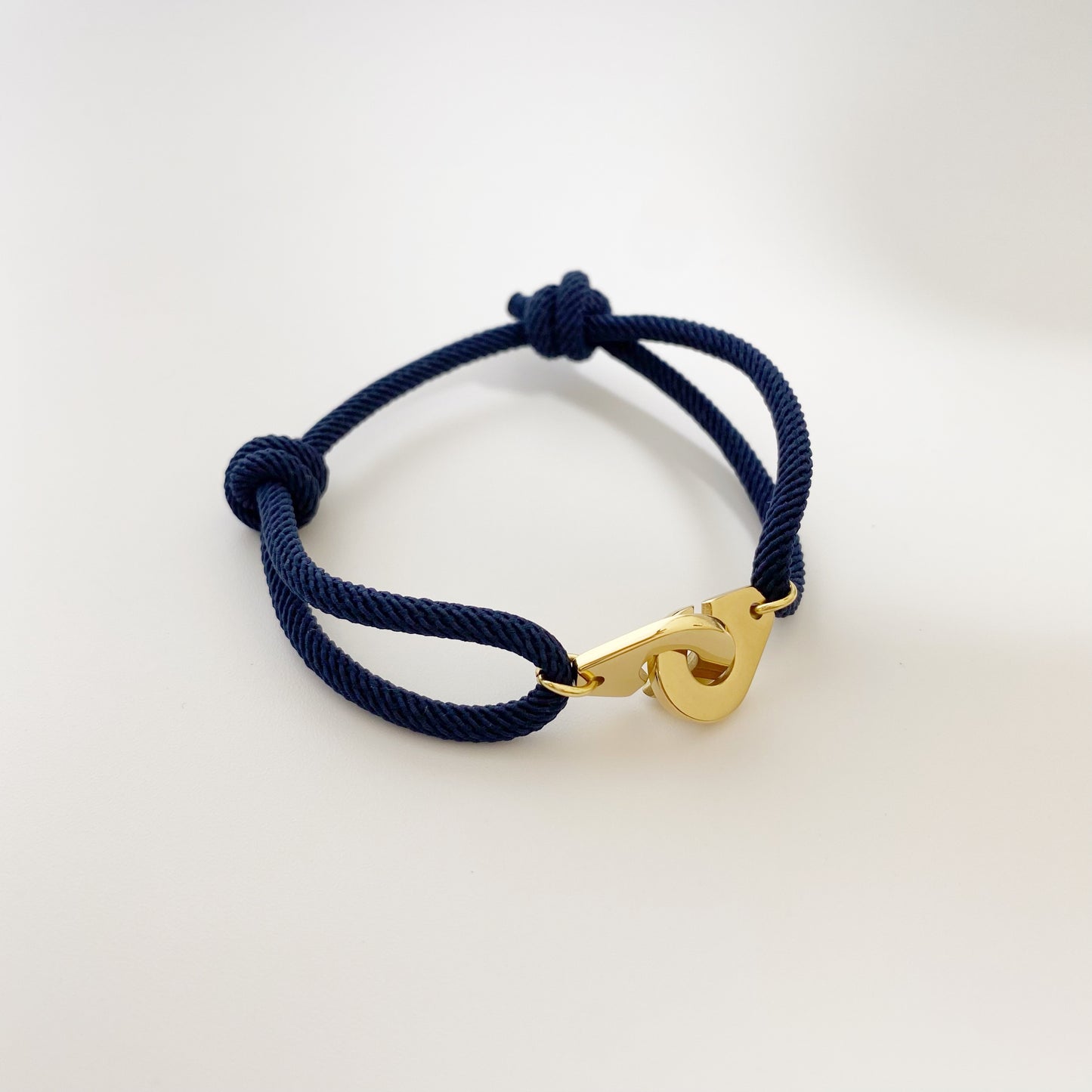 Pulsera de esposas con cordón