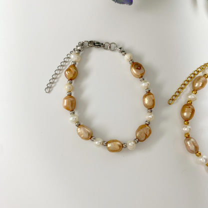 Pulsera de perlas blancas y marrones