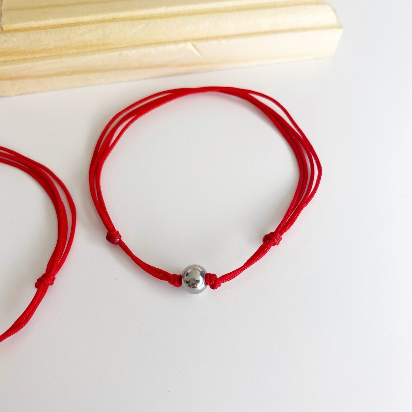 Pulsera de hilo con bola