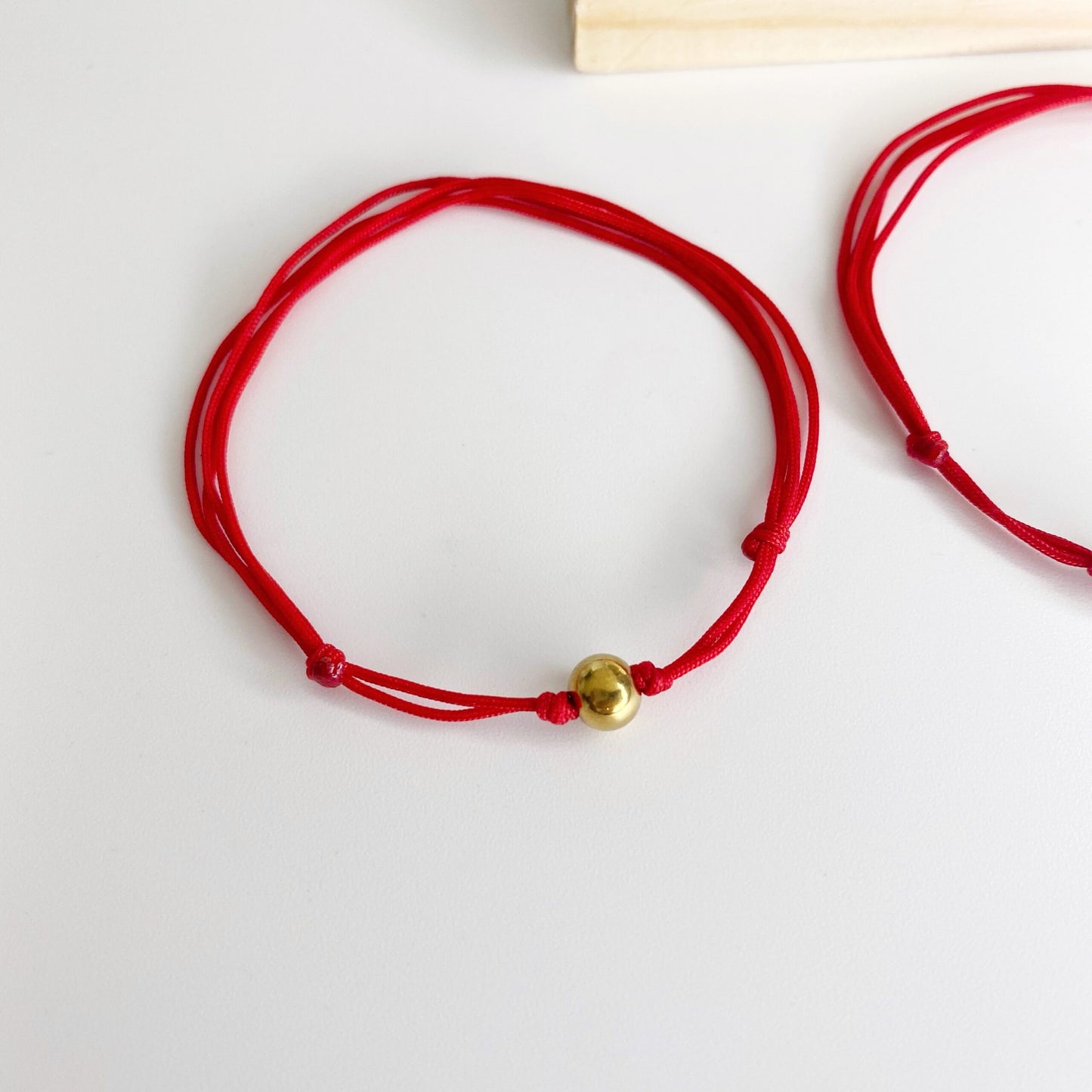 Pulsera de hilo con bola