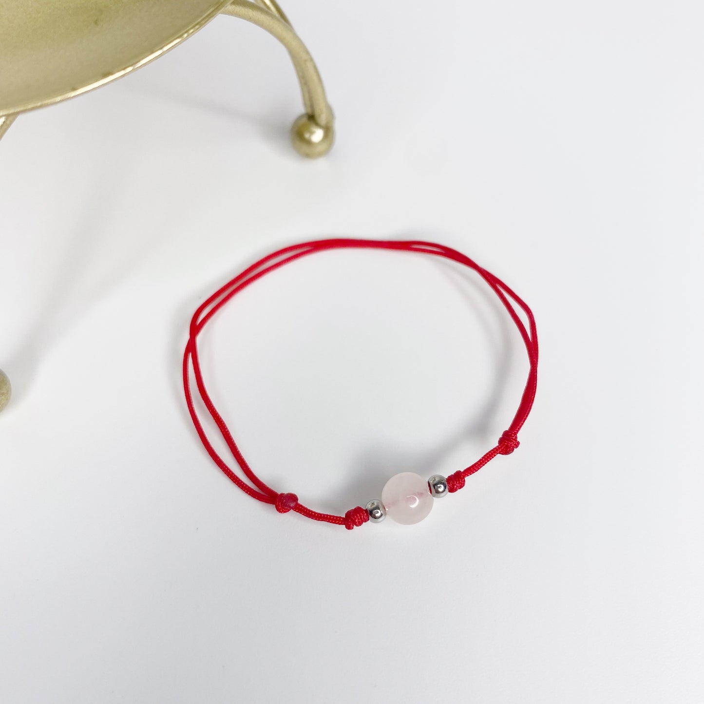 Pulsera de hilo con bola de cuarzo rosa