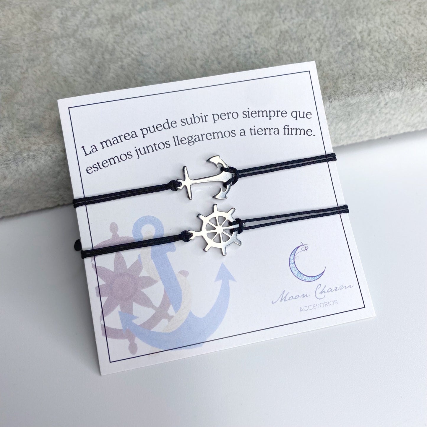 Duo de pulseras de hilo con ancla y timón