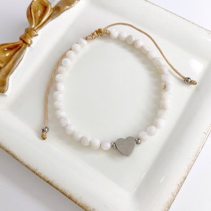 Pulsera de bolas de nácar con dije