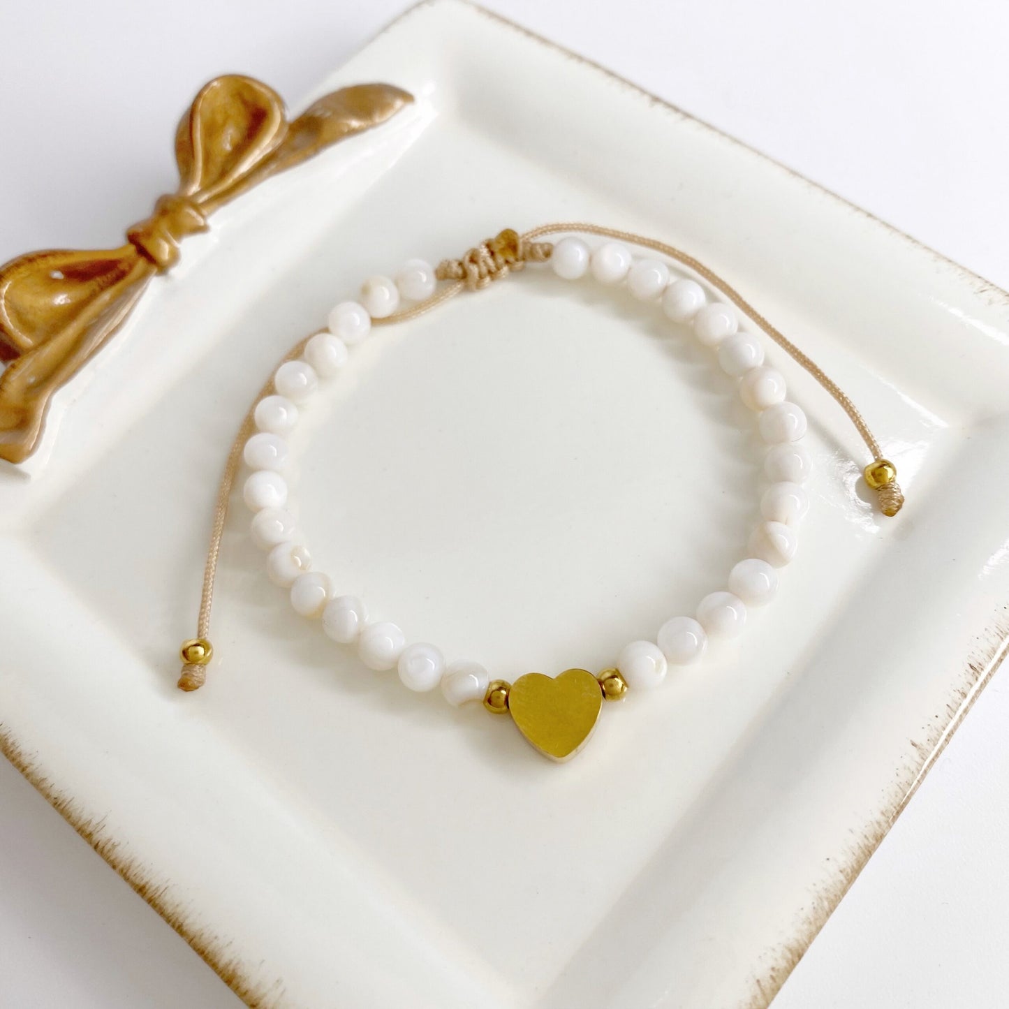 Pulsera de bolas de nácar con dije
