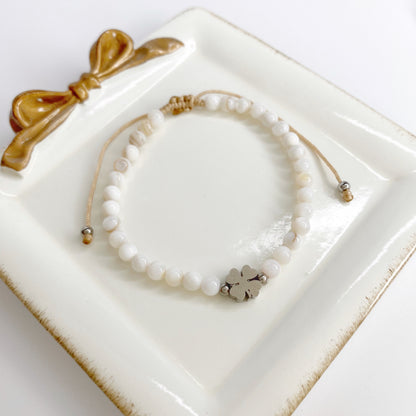 Pulsera de bolas de nácar con dije