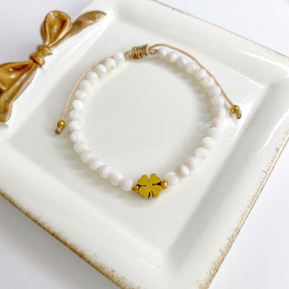 Pulsera de bolas de nácar con dije