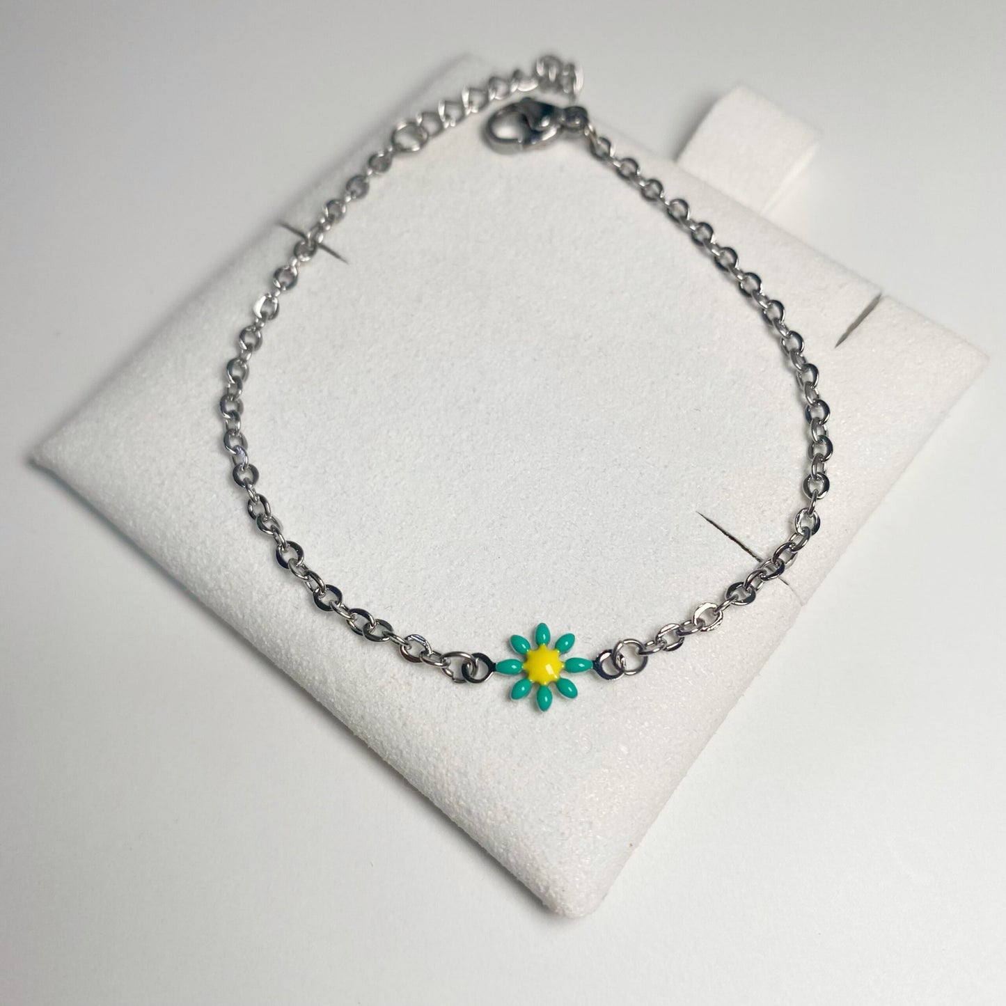 Pulsera con flor colorida