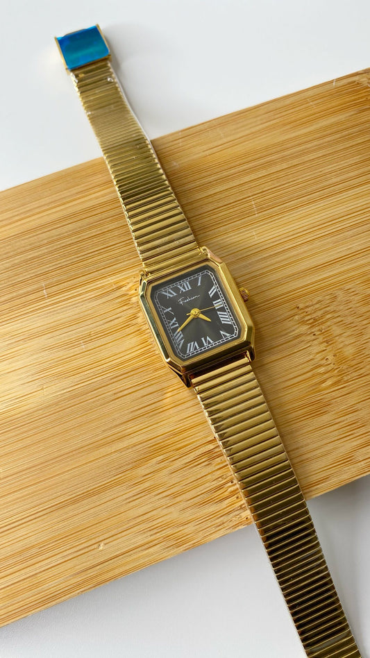 Reloj rectangular dorado con negro